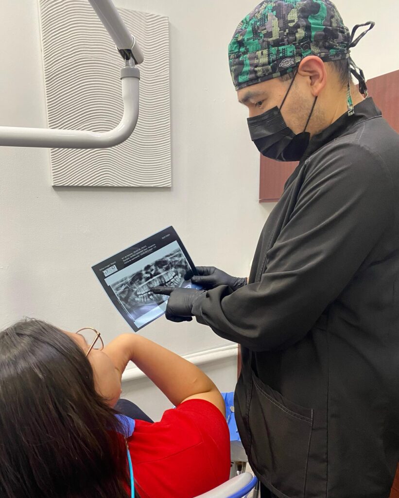 Dentista Marcos Larios